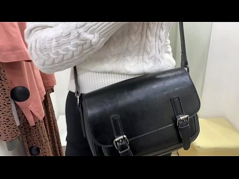 ❤️ Masturbasi publik dari jalang muda FeralBerry dengan dildo di kamar pas ️ Video porno di porno id.it-com.top