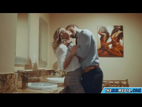 ❤️ Ketika seorang pirang berdada menggoda Anda di toilet umum ️ Video porno di porno id.it-com.top